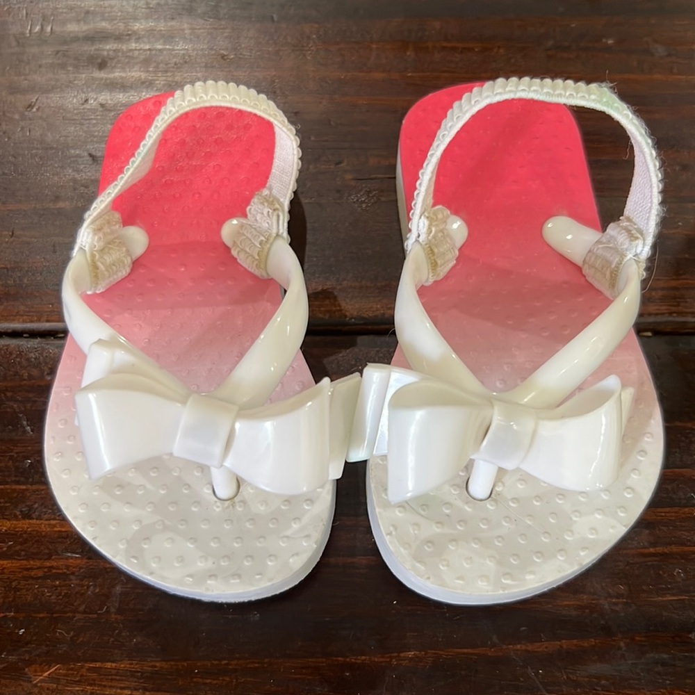 White bow flip flops w elastic back sz 4